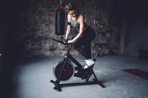 Mladá Atletka Náramkem Sluchátky Koni Kole Moderním Fitness Studiu Šedých — Stock fotografie