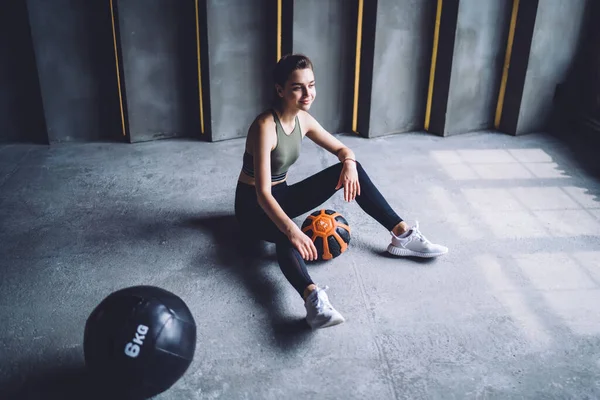 Positieve Blanke Vrouw Activewear Rusten Training Sportschool Dromen Voor Het — Stockfoto
