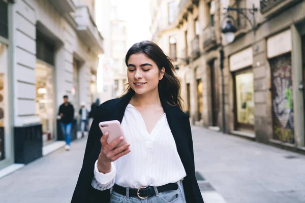 Mujer Con Estilo Positivo Traje Moda Con Sonrisa Dientes Navegando —  Fotos de Stock