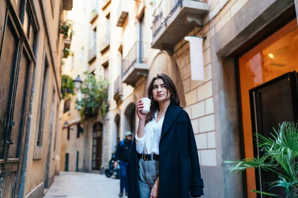 Touriste Féminine Pensive Manteau Mode Debout Rue Dans Centre Historique — Photo