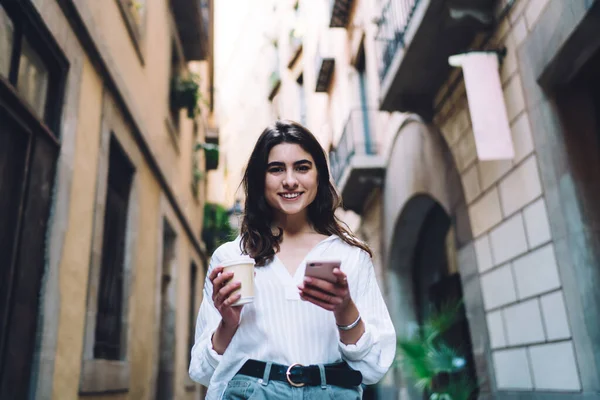 Retrato Media Longitud Una Chica Hipster Bonita Con Móvil Sonriendo —  Fotos de Stock