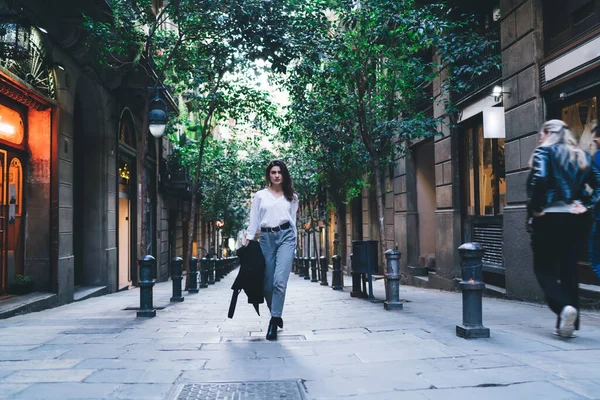 Full Body Serious Stylish Woman Trendy Clothes Walking Pavement Narrow — Stock Photo, Image