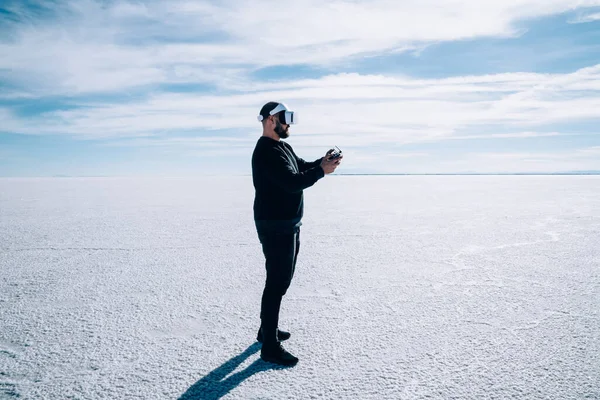 Boční Pohled Anonymní Mužský Turista Stojící Uprostřed Jezera Bonneville Brýlích — Stock fotografie