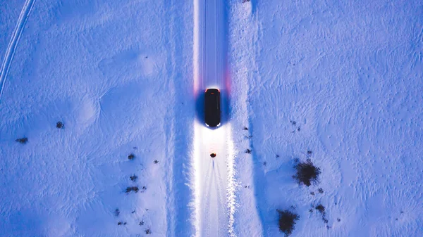 전조등이 겨울에 어두울 전조등이 자동차를 공중에서 수있으며 내리는 땅에서는 차량을 — 스톡 사진