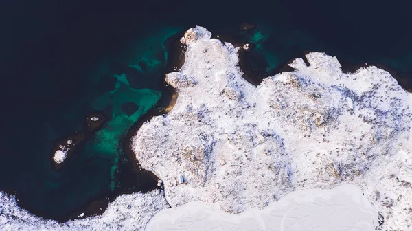 Impresionante Vista Pájaro Orilla Del Mar Cubierta Nieve Invierno Vista —  Fotos de Stock