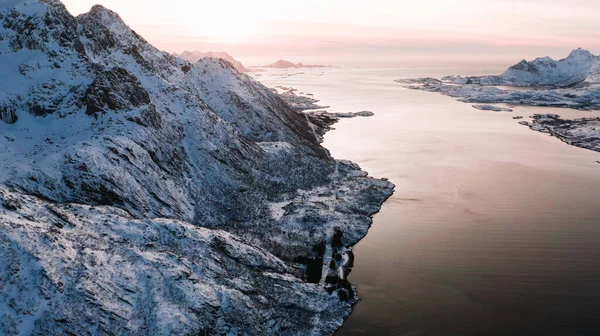 Dechberoucí Pohled Ptačí Perspektivy Majestátní Fjordové Hory Pokryté Zimě Sněhem — Stock fotografie