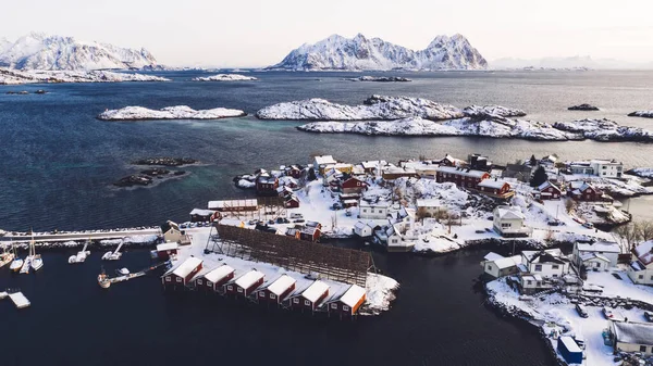 Häpnadsväckande Fågelperspektiv Över Lofotens Fiskeby Med Röda Traditionella Norska Hus — Stockfoto