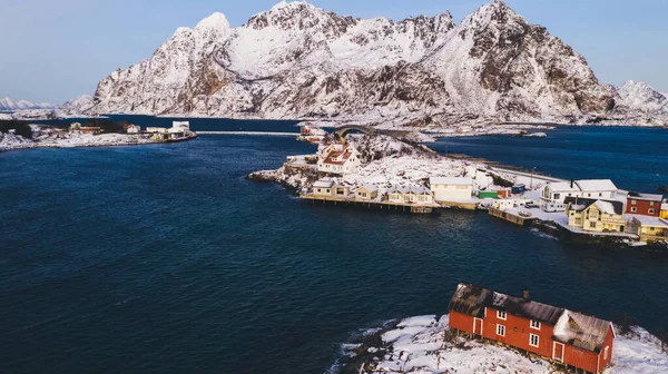 Häpnadsväckande Fågelperspektiv Över Lofotens Fiskeby Med Röda Traditionella Norska Hus — Stockfoto