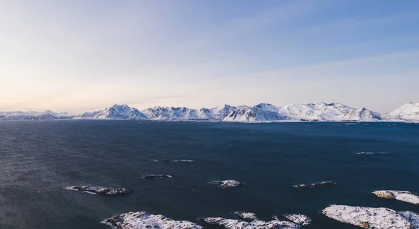 Impresionante Vista Pájaro Las Montañas Fiordos Cubiertas Nieve Invierno Vista —  Fotos de Stock