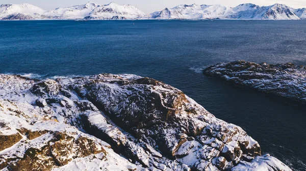 Dechberoucí Pohled Ptačí Perspektivy Majestátní Fjordové Hory Pokryté Zimě Sněhem — Stock fotografie