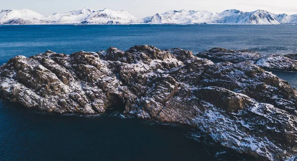 Häpnadsväckande Fågelperspektiv Majestätiska Fjord Berg Täckt Med Snö Vintern Flygfoto — Stockfoto