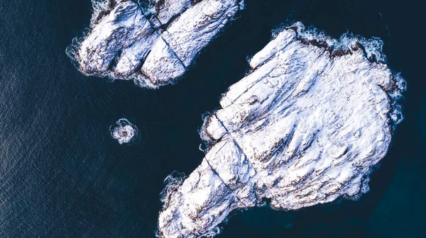 冬に雪に覆われたフィヨルドの山々の息をのむような鳥の目のビュー 風景岩のピーク 絵のように美しい自然景観の空中トップビュー ノルディック海に囲まれたロフテン島 — ストック写真