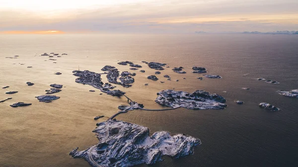 ノルウェーの海に囲まれた白い雪に覆われたロフテン諸島の息をのむような鳥の目の景色 小さな都市インフラとパノラマ島の風景のドローンからの空中ビュー — ストック写真