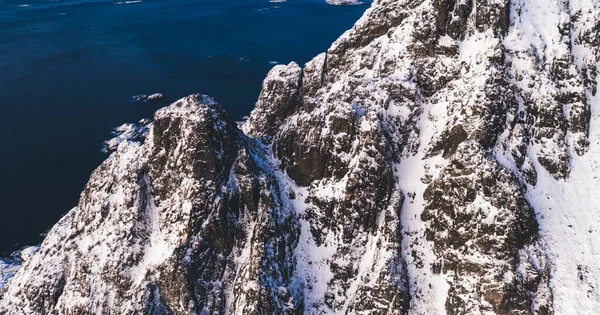Häpnadsväckande Fågelperspektiv Majestätiska Fjord Berg Täckt Med Snö Vintern Flygfoto — Stockfoto