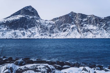 Kar ve buzla kaplı yüksek dağlarla dolu güzel doğal bir ortam, soğuk su ve manzaralı fiyortlarla nefes kesici bir yer.