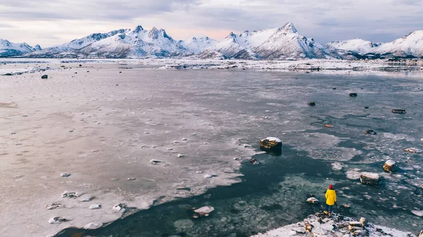 Veduta Aerea Drone Fotografa Donna Giacca Gialla Alla Alla Scoperta — Foto Stock