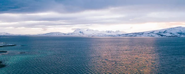 Atemberaubende Vogelperspektive Auf Die Schneebedeckten Fjordberge Winter Luftaufnahme Der Landschaft — Stockfoto