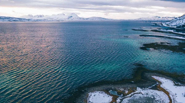 Dech Beroucí Pohled Ptačí Perspektivy Hory Fjordu Pokryté Zimě Sněhem — Stock fotografie