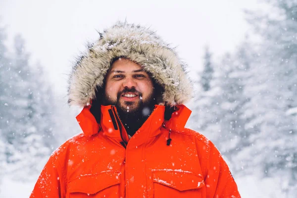 Poloviční Portrét Usmívajícího Bělocha Zimním Červeném Kabátě Teplou Kapucí Těší — Stock fotografie