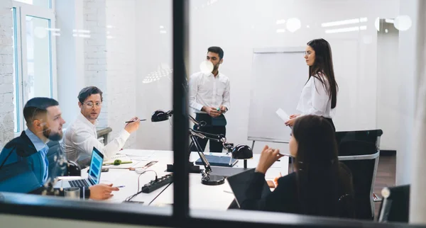 Durch Glassicht Auf Junge Vielfältige Mitarbeiter Die Mit Dokumenten Und — Stockfoto