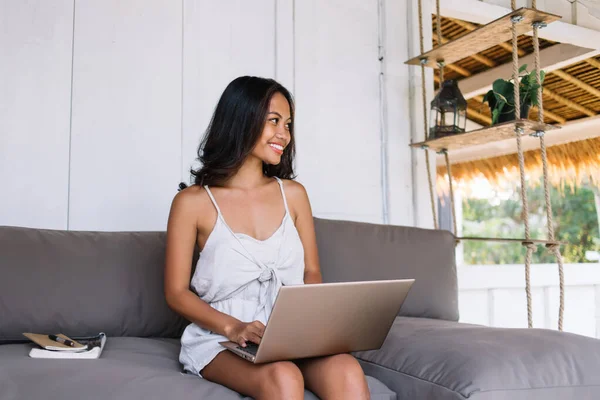 Vrolijke Donkere Huid Vrouwelijke Millennial Recreëren Thuis Interieur Met Behulp — Stockfoto