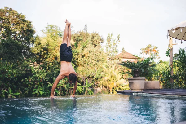 Bali Yoga Yaparken Yeşil Ağaçlara Karşı Açık Havuz Kenarında Amuda — Stok fotoğraf