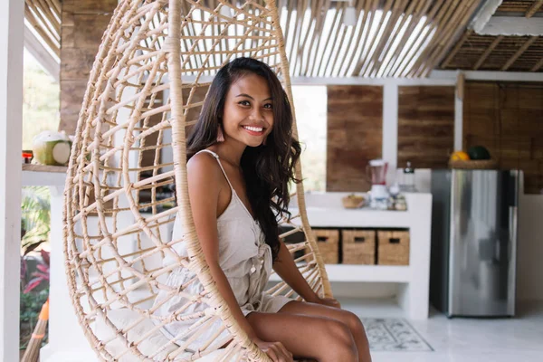 Portrait Cheerful Brunette Woman Sitting Chair Vacations Enjoying Free Time — Stock Photo, Image