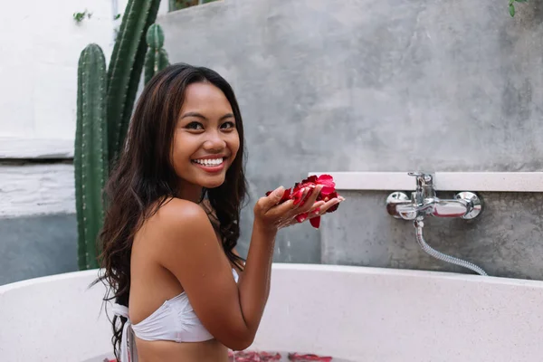 Rindo Jovem Etnia Feminina Maiô Branco Segurando Pétalas Rosa Nas — Fotografia de Stock