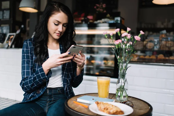 Contenido Femenino Ropa Casual Usando Teléfono Para Tomar Fotos Del —  Fotos de Stock