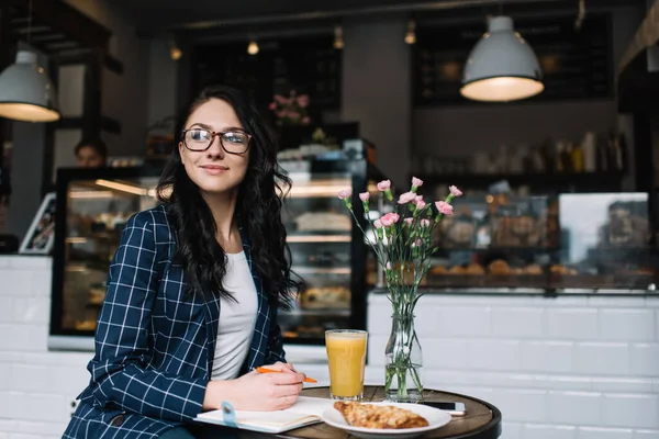 Moda Gözlüklü Genç Bayan Öğle Yemeği Sırasında Geniş Bir Barda — Stok fotoğraf