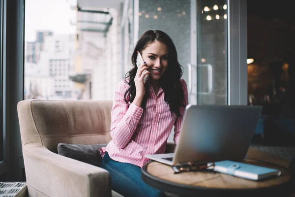 Tânără Freelancer Haine Casual Care Stă Fotoliu Confortabil Cantina Modernă — Fotografie, imagine de stoc