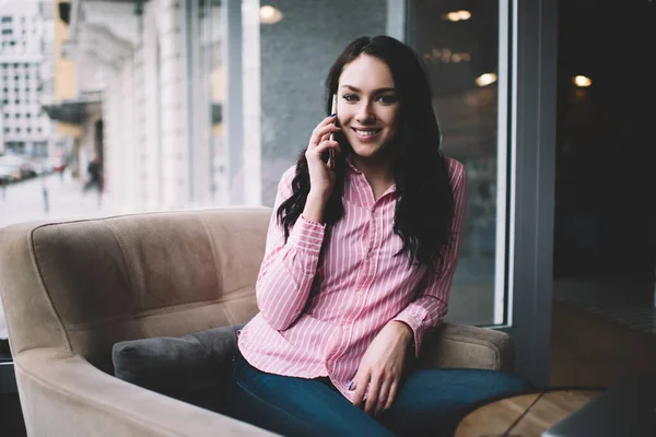 Mujer Joven Positiva Ropa Casual Sentada Cómodo Sillón Cafetería Calle —  Fotos de Stock