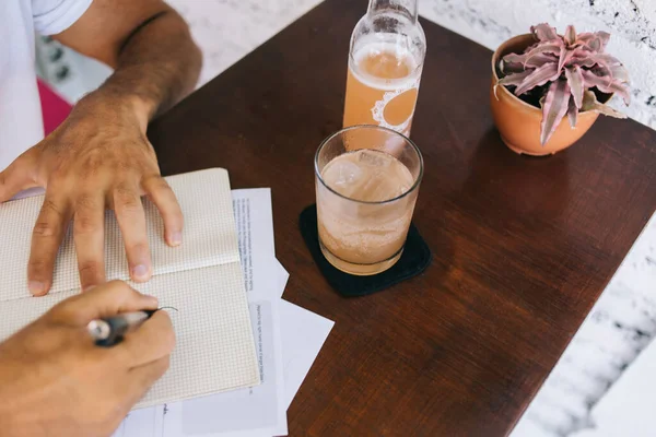 Fentről Nézve Termés Névtelen Ember Írás Jegyzetek Copybook Tollal Miközben — Stock Fotó