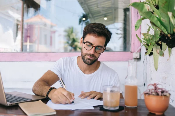 Ragionevole Giovane Hipster Caucasico Occhiali Concentrati Sulla Scrittura Articoli Condivisione — Foto Stock