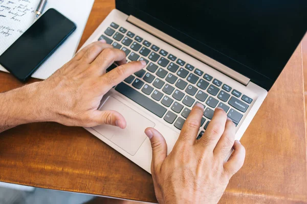 Gewassen Beeld Van Mannelijke Blogger Typen Publicatie Het Verzenden Van — Stockfoto