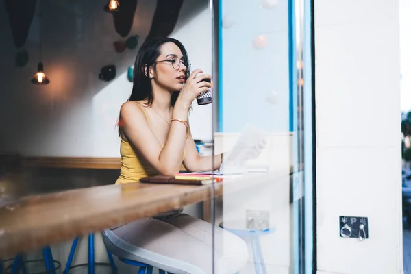 Través Vaso Concentrado Joven Casualmente Vestida Mujer Anteojos Bebiendo Café — Foto de Stock