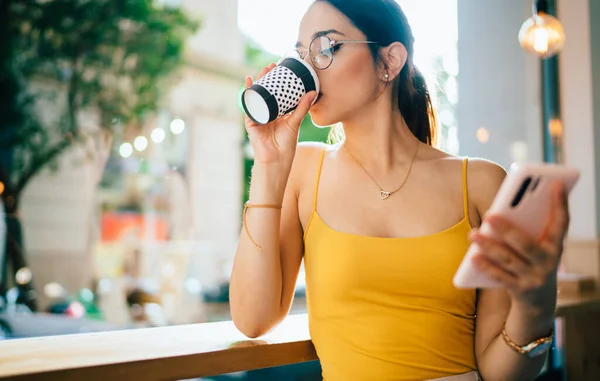 Krásná Mladá Žena Letních Šatech Brýlích Stojící Okna Opírající Dřevěný — Stock fotografie