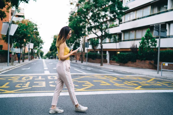 Vista Lateral Joven Dama Moda Gafas Que Pisa Paso Peatones — Foto de Stock