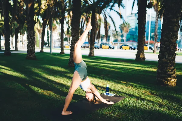 Femme Flexible Corps Entier Avec Pieds Nus Pratiquant Yoga Étirant — Photo
