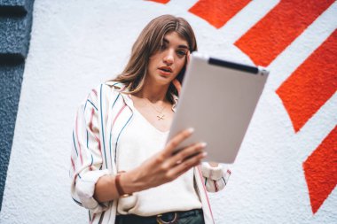 Kafkasyalı kadın, internet dağıtım servisiyle ilgili sorunları çözen modern dokunmatik sayfadaki e-posta mesajıyla şaşkına döndü, internet sitesinden haberleri okuyan genç kadın dijital aygıtla 4G 'ye bağlandı