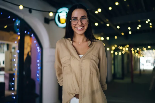 Göz Düzeltmesi Için Optik Göz Makyajıyla Binlerce Yıllık Neşeli Kadın — Stok fotoğraf