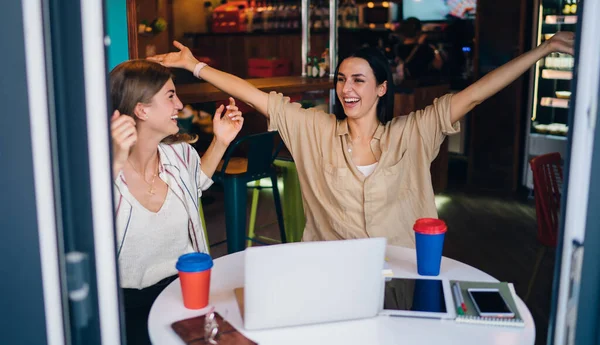 Positive Junge Freundinnen Lachen Fröhlich Während Sie Tisch Der Modernen — Stockfoto