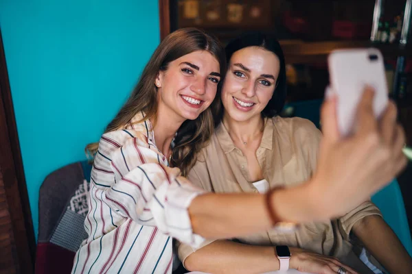 Porträt Fröhlicher Freundinnen Die Beim Klicken Von Selfie Bildern Smartphone — Stockfoto