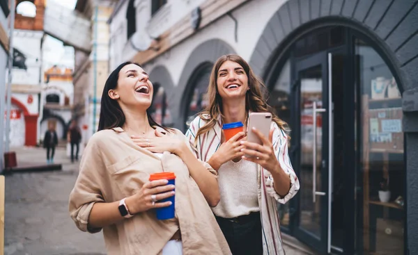 Nadšený Ženské Kamarádky Usmívají Široce Zejména Nespoutané Způsobem Během Mobilní — Stock fotografie