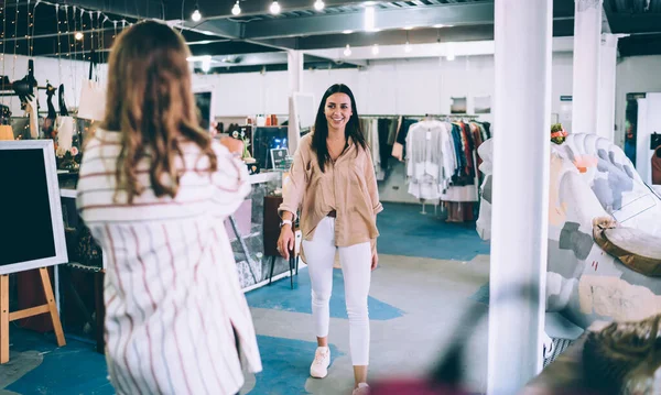 Visão Traseira Fêmea Tirando Foto Smartphone Jovem Namorada Sorridente Roupas — Fotografia de Stock