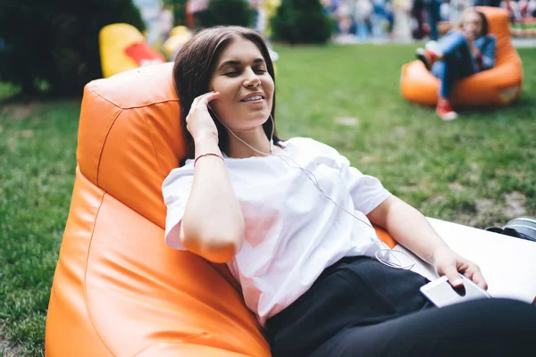 Leende Ung Dam Bär Casual Kläder Med Smartphone Liggande Orange — Stockfoto