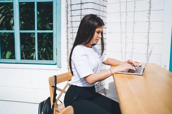 Skilled Caucasian Female Blogger Concentrated Typing Laptop Computer Making Research — Stock Photo, Image