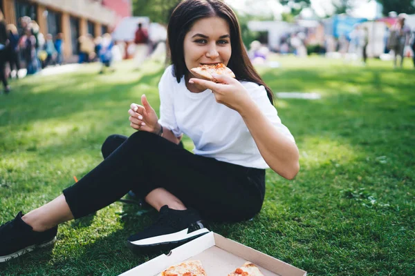 Éhes Kaukázusi Alkalmi Viselet Eszik Finom Olasz Pizza Hétvégén Parkban — Stock Fotó