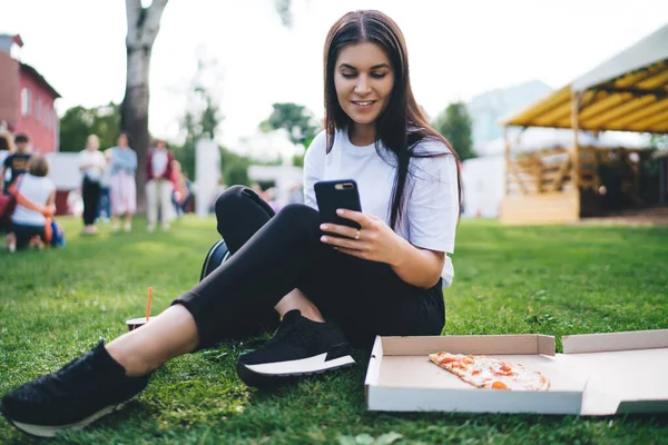 Glimlachende Blanke Vrouw Millennial Het Controleren Van Sms Berichten Melding — Stockfoto