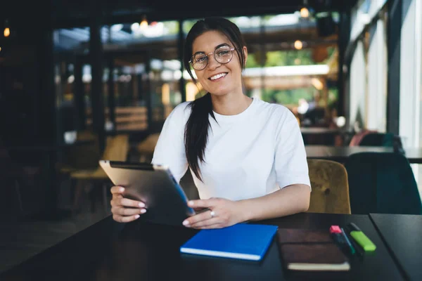 Positiv Ung Kvinna Casual Kläder Och Glasögon Sitter Vid Träbord — Stockfoto